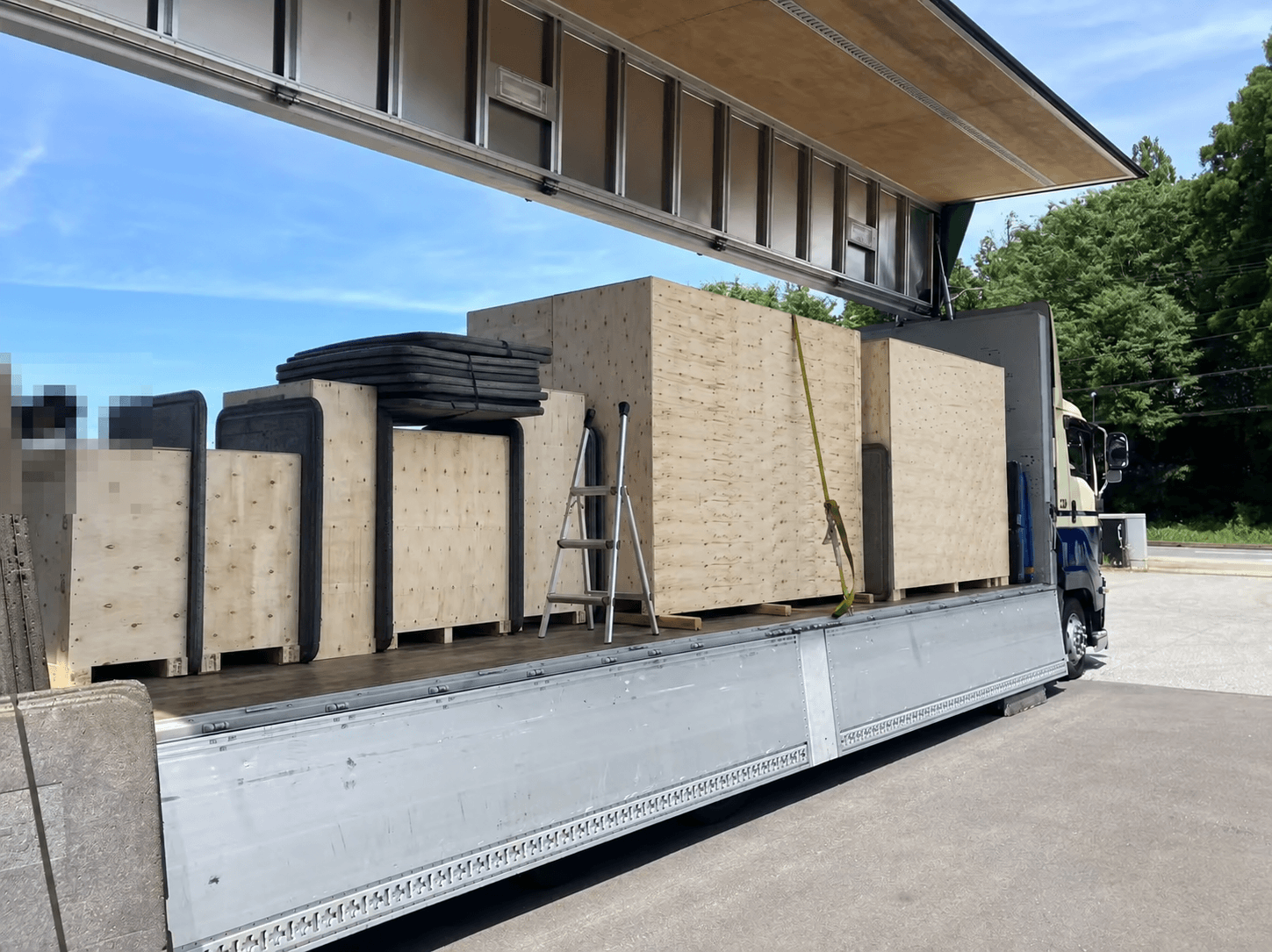 Crated cargo loaded on a wing-body truck