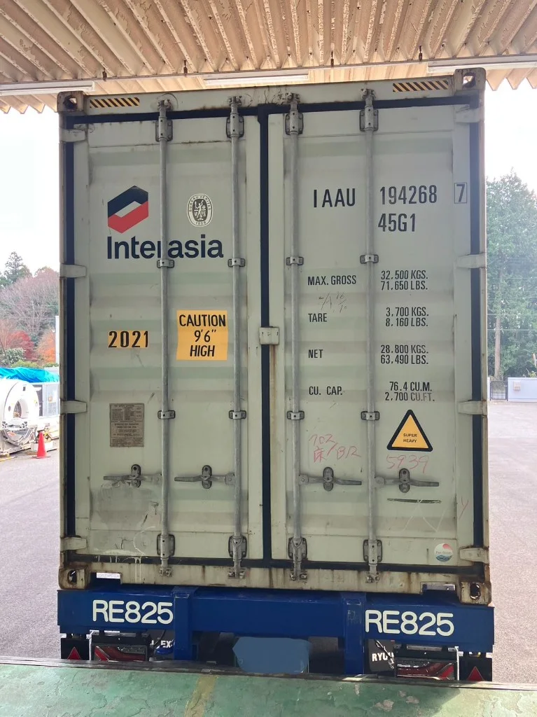 Closing the container doors